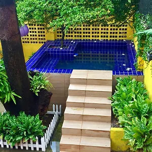 https://cosmopolitan-hostel.portodegalinhashotels.com